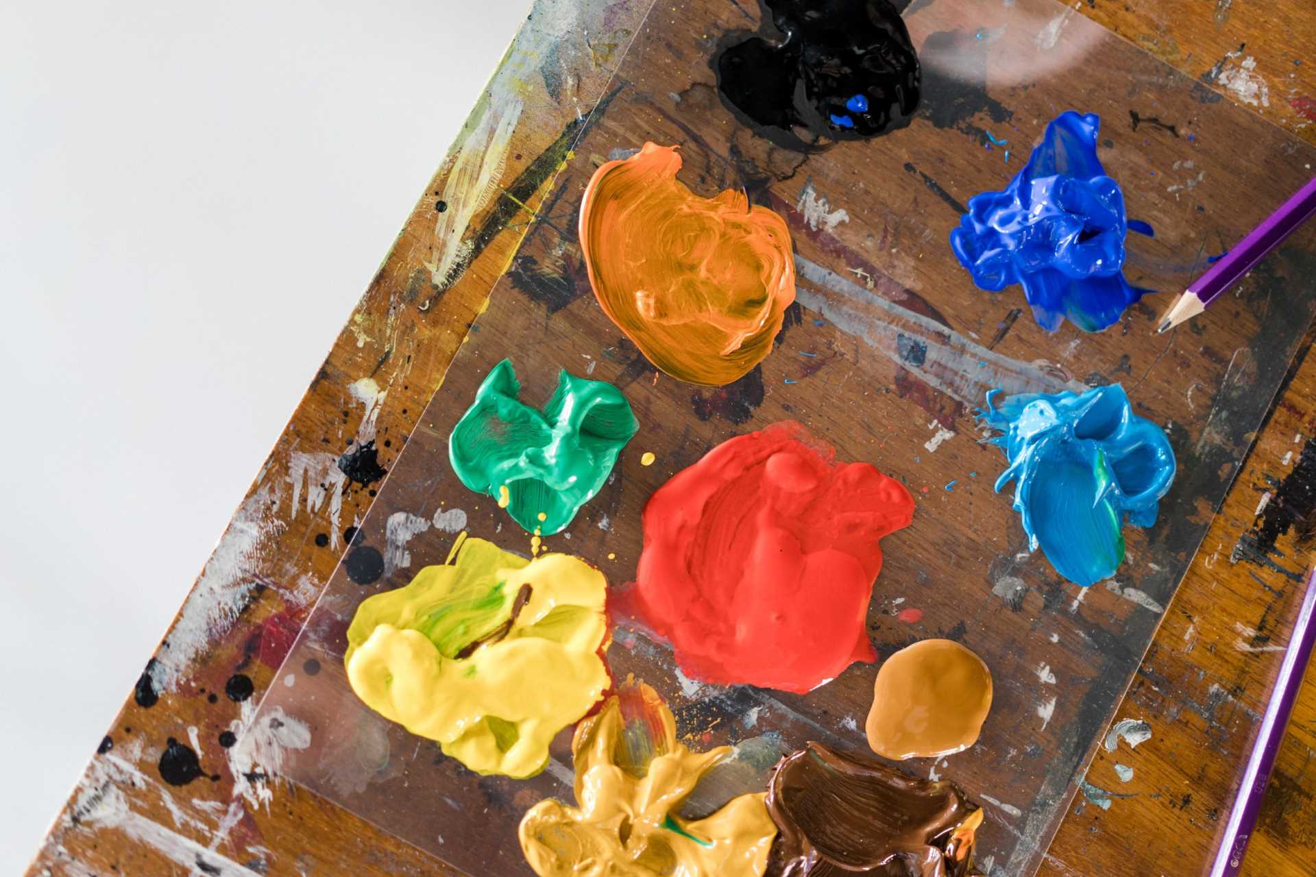 A paint colour palate with various paint colours