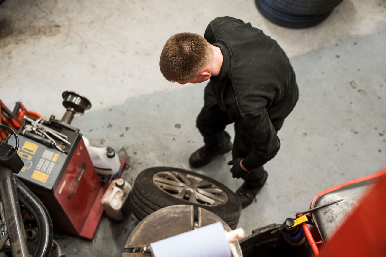 Motor vehicle student in the garage
